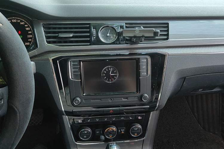 Used Volkswagen Passat 2017 330TSI DSG Luxury Edition Audio And AC Panel