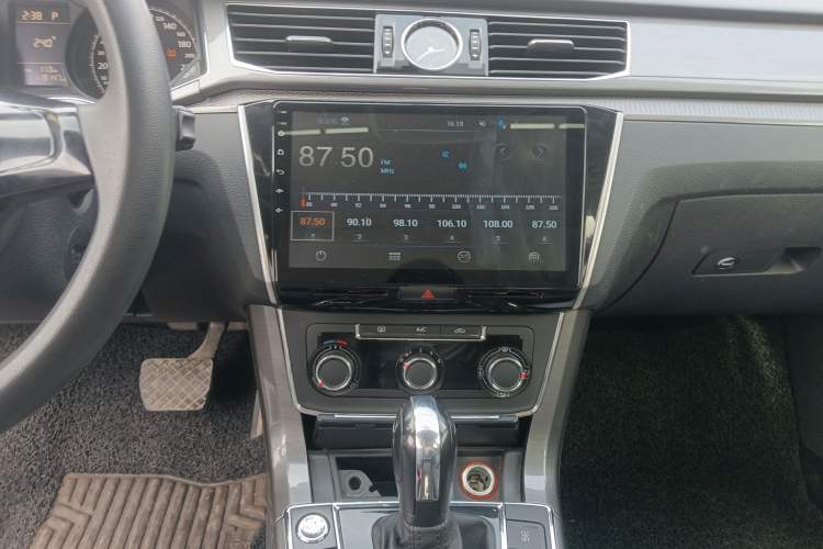 Used Volkswagen Passat 2017 330TSI DSG Luxury Edition Audio And AC Panel
