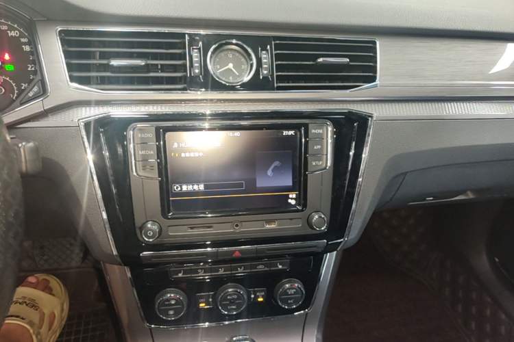 Used Volkswagen Passat 2017 330TSI DSG Luxury Edition Audio And AC Panel