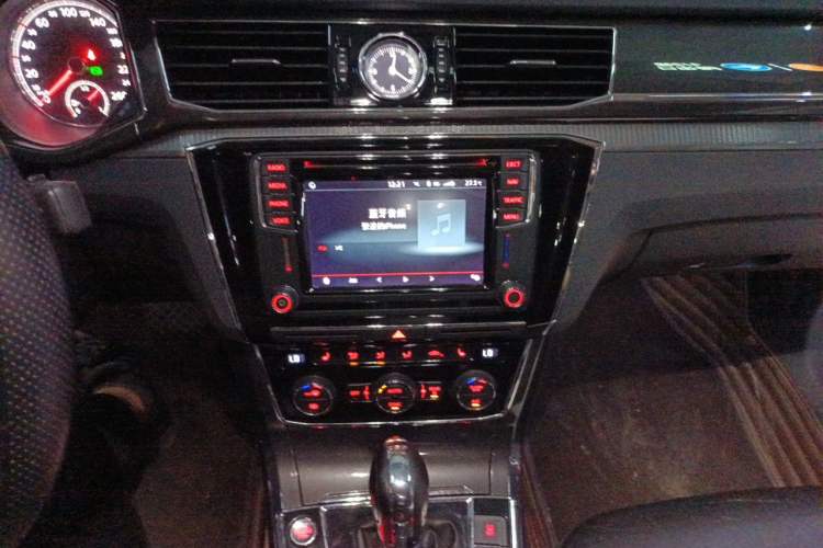 Used Volkswagen Passat 2017 330TSI DSG Prestige Edition Audio And AC Panel