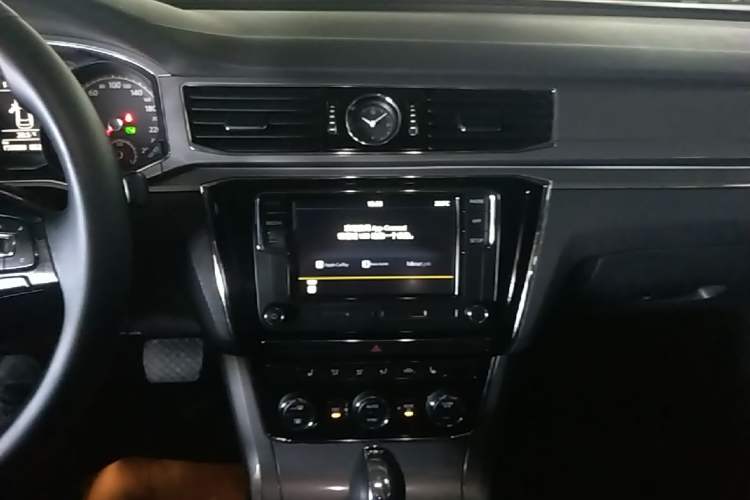 Used Volkswagen Passat 2017 330TSI DSG Luxury Edition Audio And AC Panel