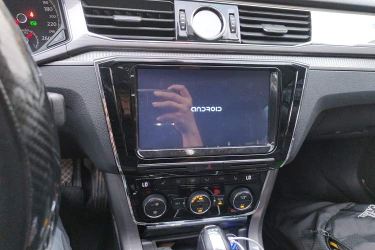 Used Volkswagen Passat 2017 280TSI DSG Luxury Edition Audio And AC Panel