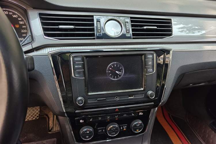 Used Volkswagen Passat 2017 330TSI DSG Luxury Edition Audio And AC Panel