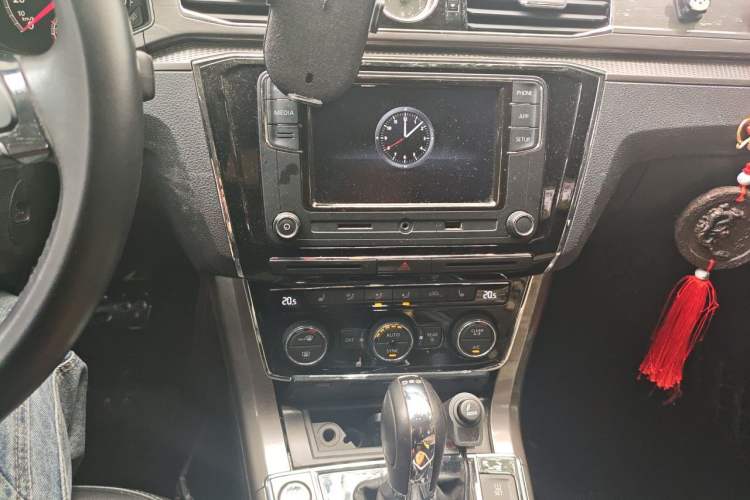 Used Volkswagen Passat 2017 330TSI DSG Luxury Edition Audio And AC Panel