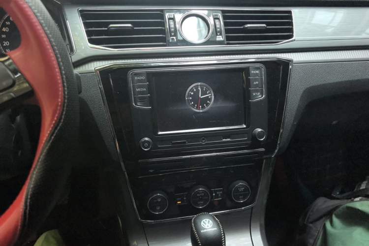 Used Volkswagen Passat 2017 330TSI DSG Luxury Edition Audio And AC Panel