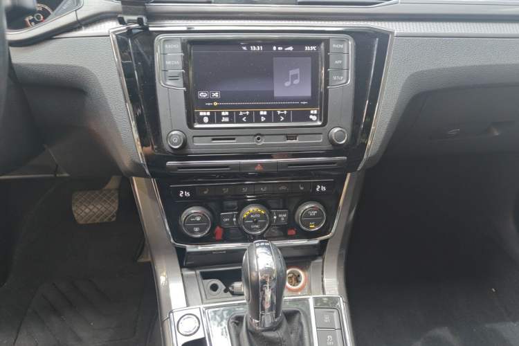 Used Volkswagen Passat 2017 330TSI DSG Luxury Edition Audio And AC Panel