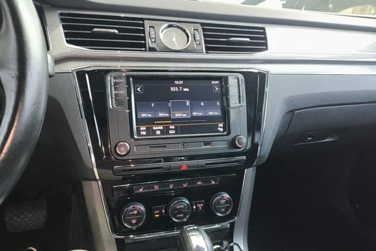 Used Volkswagen Passat 2017 330TSI DSG Luxury Edition Audio And AC Panel