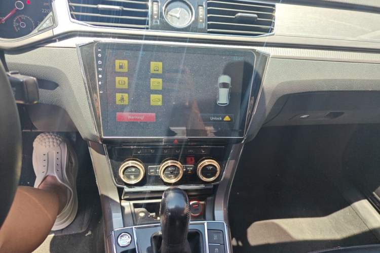 Used Volkswagen Passat 2017 280TSI DSG Luxury Edition Audio And AC Panel