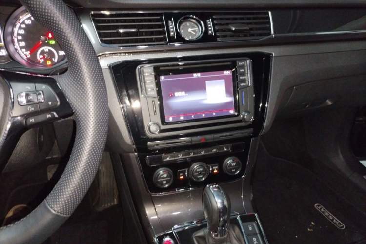 Used Volkswagen Passat 2017 330TSI DSG Prestige Edition Audio And AC Panel