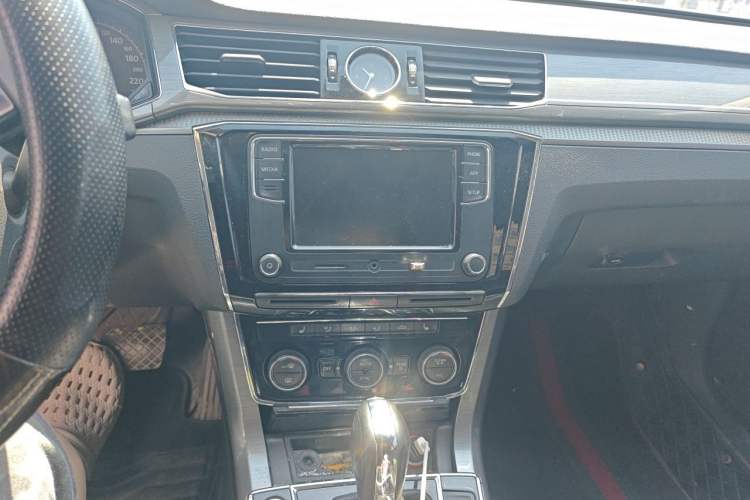 Used Volkswagen Passat 2017 330TSI DSG Luxury Edition Audio And AC Panel