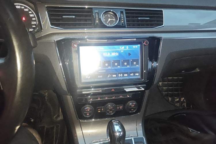 Used Volkswagen Passat 2017 330TSI DSG Luxury Edition Audio And AC Panel