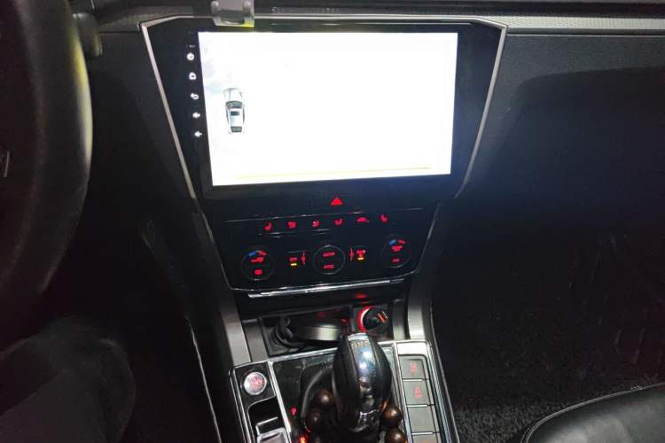 Used Volkswagen Passat 2017 280TSI DSG Luxury Edition Audio And AC Panel
