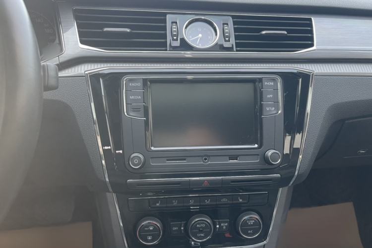 Used Volkswagen Passat 2017 330TSI DSG Luxury Edition Audio And AC Panel