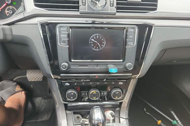 Used Volkswagen Passat 2017 330TSI DSG Luxury Edition Audio And AC Panel