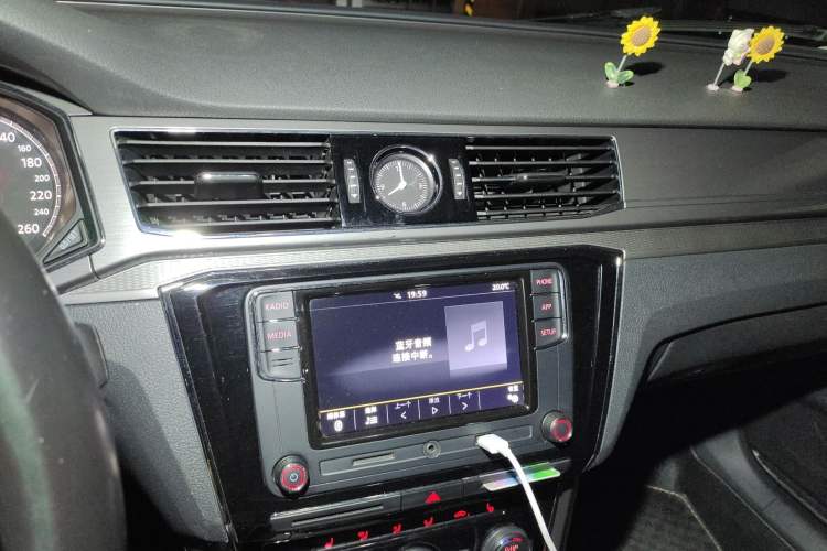 Used Volkswagen Passat 2017 330TSI DSG Luxury Edition Audio And AC Panel