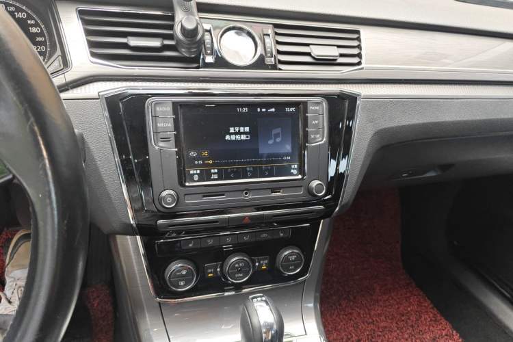 Used Volkswagen Passat 2017 280TSI DSG Luxury Edition Audio And AC Panel
