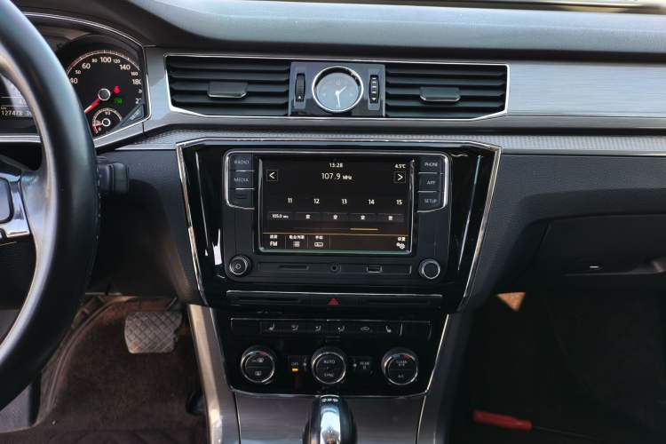 Used Volkswagen Passat 2017 330TSI DSG Luxury Edition Audio And AC Panel