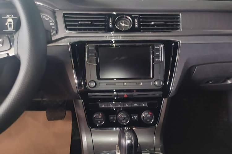 Used Volkswagen Passat 2017 330TSI DSG Luxury Edition Audio And AC Panel