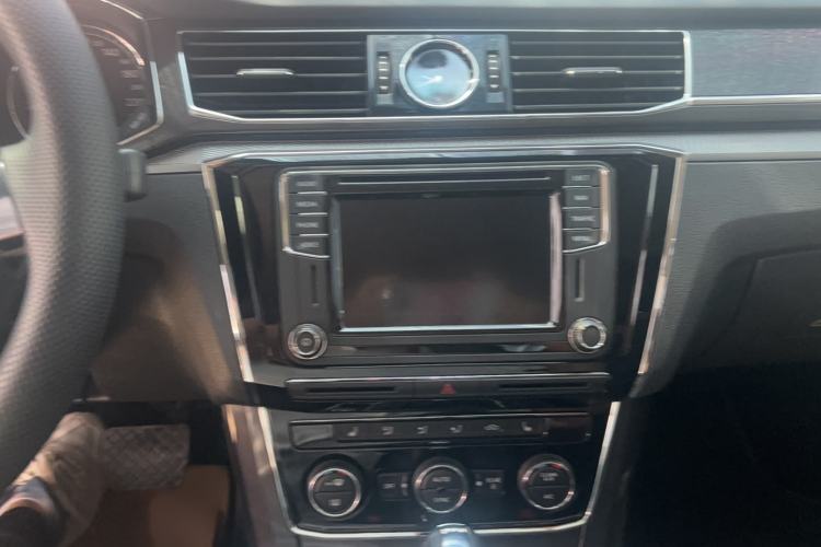 Used Volkswagen Passat 2017 330TSI DSG Prestige Edition Audio And AC Panel