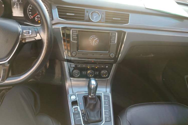 Used Volkswagen Passat 2017 330TSI DSG Luxury Edition Audio And AC Panel