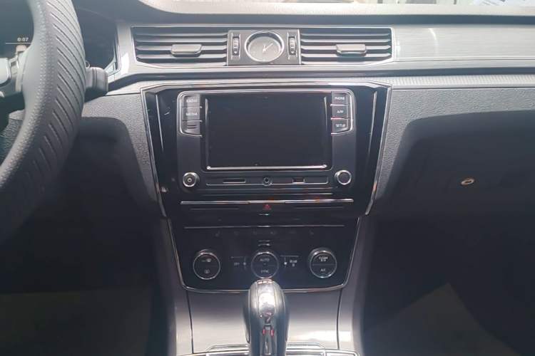 Used Volkswagen Passat 2017 330TSI DSG Luxury Edition Audio And AC Panel
