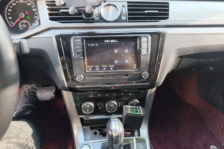 Used Volkswagen Passat 2017 330TSI DSG Luxury Edition Audio And AC Panel