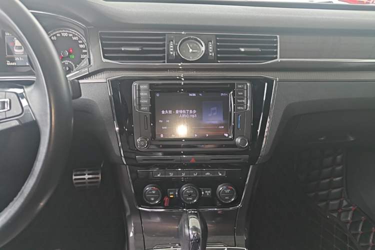 Used Volkswagen Passat 2017 330TSI DSG Prestige Edition Audio And AC Panel