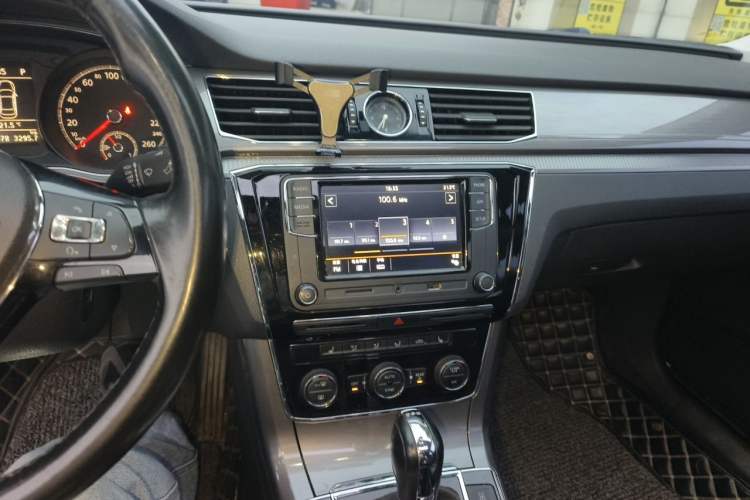 Used Volkswagen Passat 2017 330TSI DSG Luxury Edition Audio And AC Panel