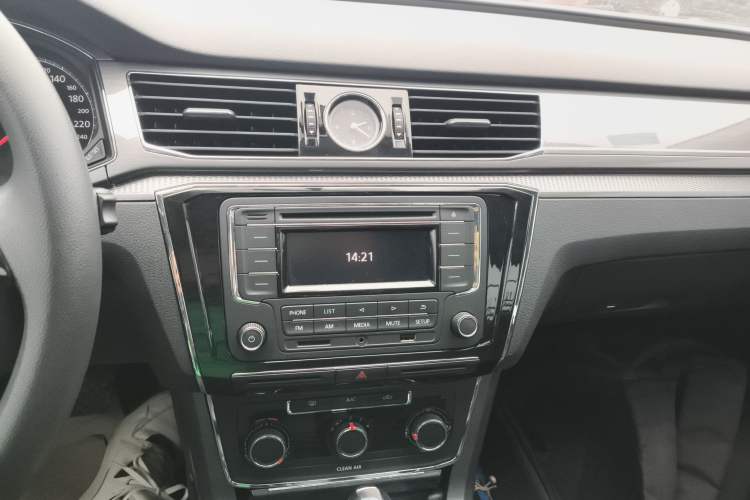 Used Volkswagen Passat 2017 330TSI DSG Luxury Edition Audio And AC Panel