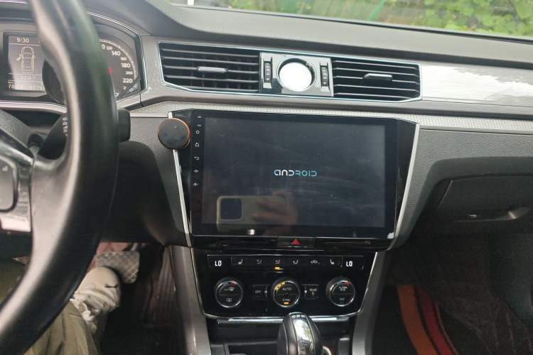 Used Volkswagen Passat 2017 330TSI DSG Luxury Edition Audio And AC Panel