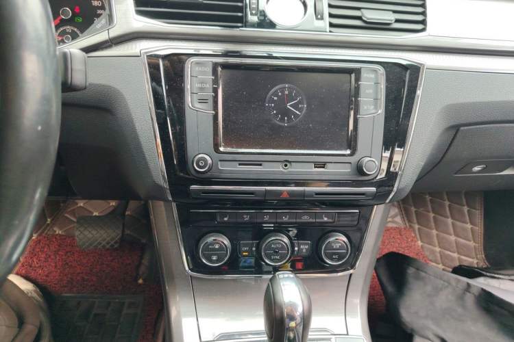 Used Volkswagen Passat 2017 330TSI DSG Luxury Edition Audio And AC Panel