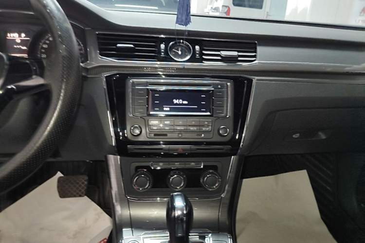 Used Volkswagen Passat 2017 330TSI DSG Luxury Edition Audio And AC Panel