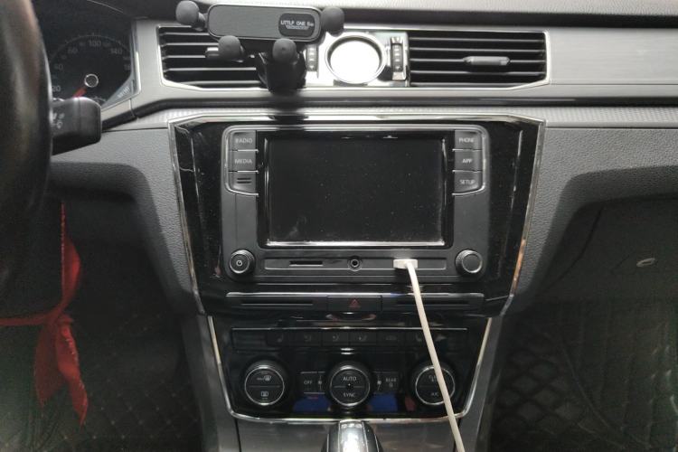Used Volkswagen Passat 2017 330TSI DSG Luxury Edition Audio And AC Panel