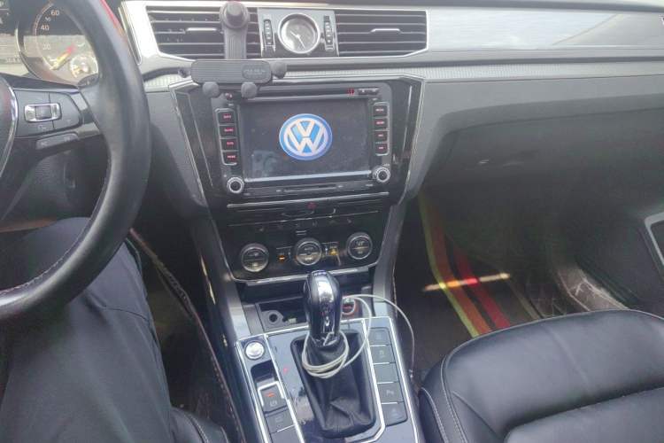 Used Volkswagen Passat 2017 330TSI DSG Luxury Edition Audio And AC Panel