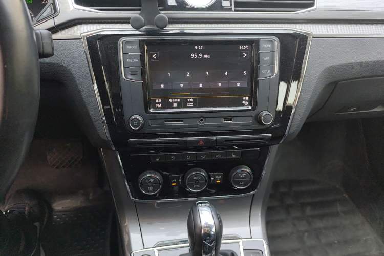Used Volkswagen Passat 2017 330TSI DSG Luxury Edition Audio And AC Panel