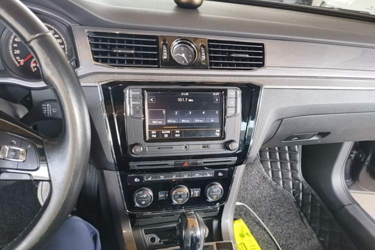 Used Volkswagen Passat 2017 330TSI DSG Luxury Edition Audio And AC Panel