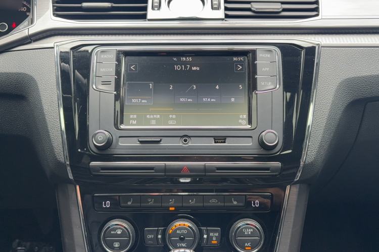 Used Volkswagen Passat 2017 330TSI DSG Luxury Edition Audio And AC Panel