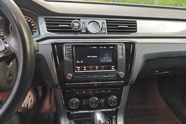 Used Volkswagen Passat 2017 330TSI DSG Luxury Edition Audio And AC Panel