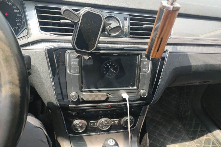 Used Volkswagen Passat 2017 330TSI DSG Luxury Edition Audio And AC Panel