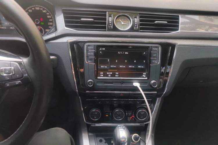 Used Volkswagen Passat 2017 330TSI DSG Luxury Edition Audio And AC Panel
