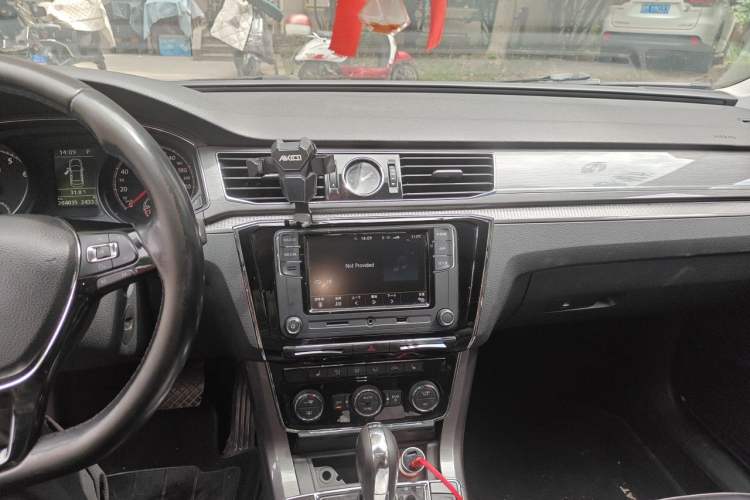 Used Volkswagen Passat 2017 330TSI DSG Luxury Edition Audio And AC Panel