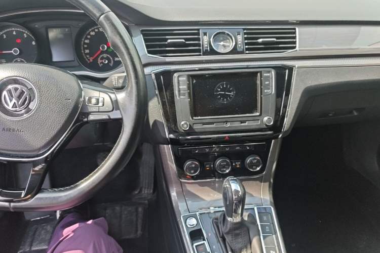 Used Volkswagen Passat 2017 330TSI DSG Luxury Edition Audio And AC Panel