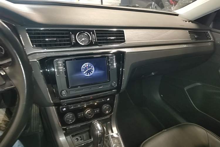 Used Volkswagen Passat 2017 330TSI DSG Luxury Edition Audio And AC Panel