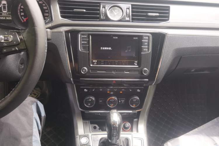 Used Volkswagen Passat 2017 330TSI DSG Luxury Edition Audio And AC Panel