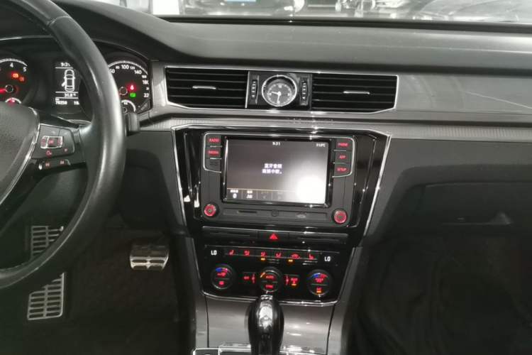 Used Volkswagen Passat 2017 330TSI DSG Luxury Edition Audio And AC Panel