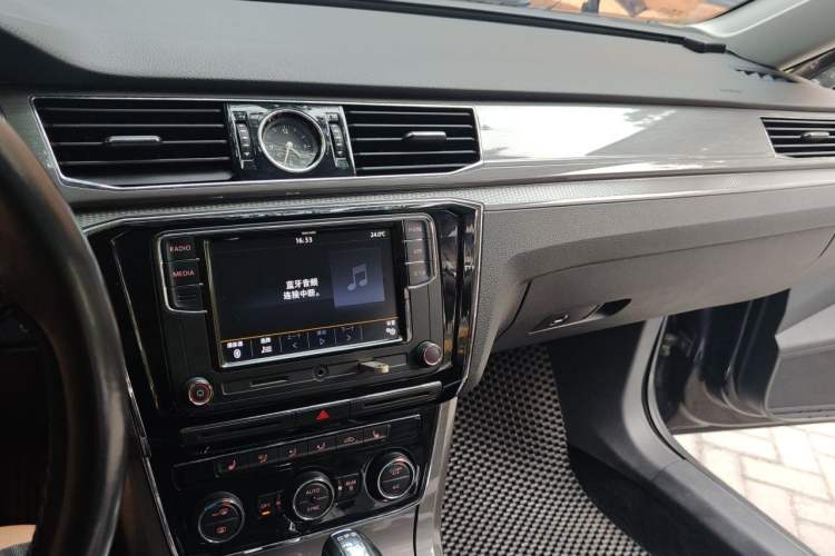 Used Volkswagen Passat 2017 330TSI DSG Luxury Edition Audio And AC Panel