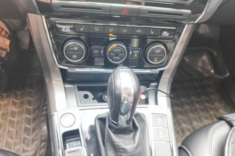 Used Volkswagen Passat 2017 330TSI DSG Luxury Edition Audio And AC Panel