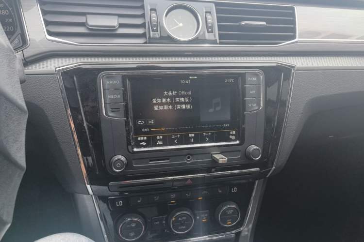 Used Volkswagen Passat 2017 330TSI DSG Luxury Edition Audio And AC Panel