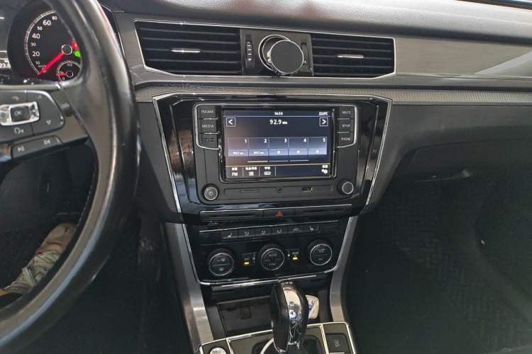 Used Volkswagen Passat 2017 330TSI DSG Luxury Edition Audio And AC Panel