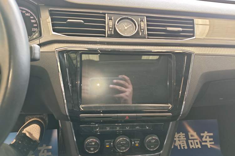 Used Volkswagen Passat 2017 330TSI DSG Luxury Edition Audio And AC Panel